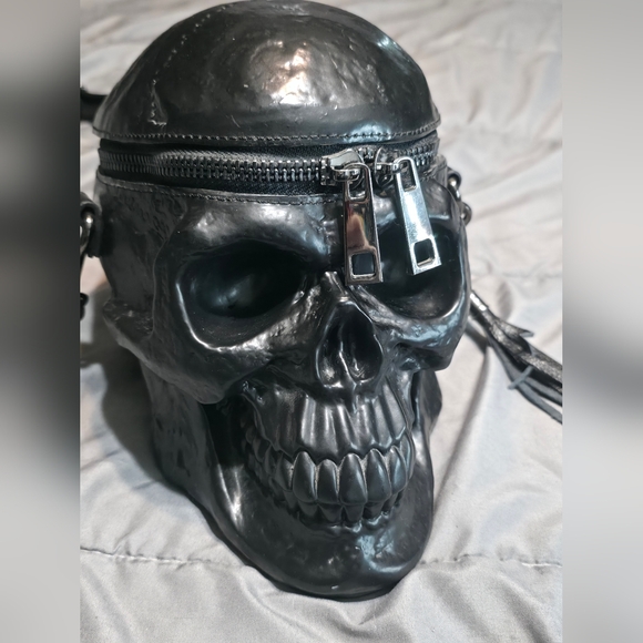 Black Skull Purse - Picture 3 of 5